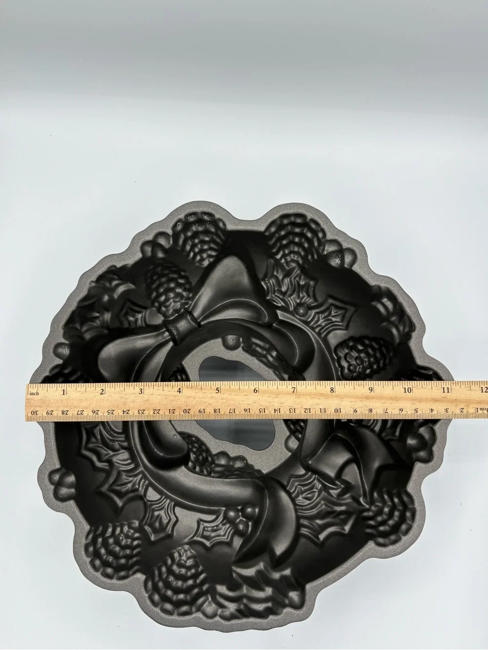 Nordic Ware Holiday Wreath Bundt Cake Pan #921 USA Cast Aluminum